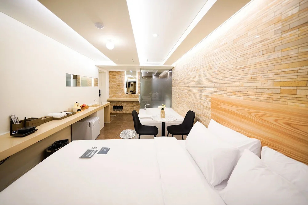 Deluxe Double room (full double bed)