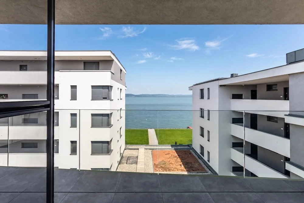 Lake Side Luxury – Steps to the Lake Lela