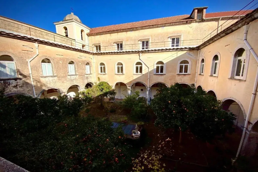Relais il Chiostro Historic Courtyard and Panoramic Terrace near Sorrento