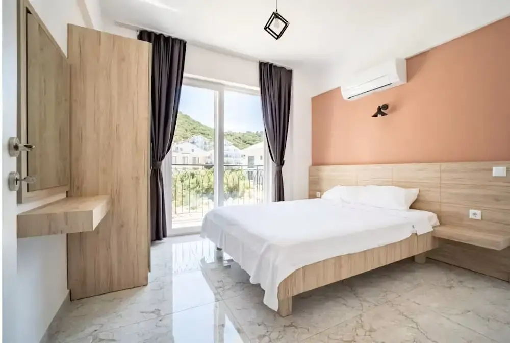 Apartment with balcony and with sea view