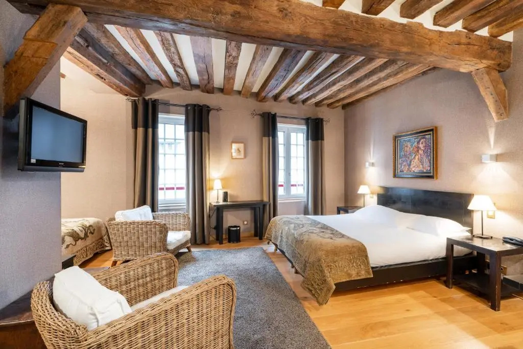 Deluxe Double room (full double bed)