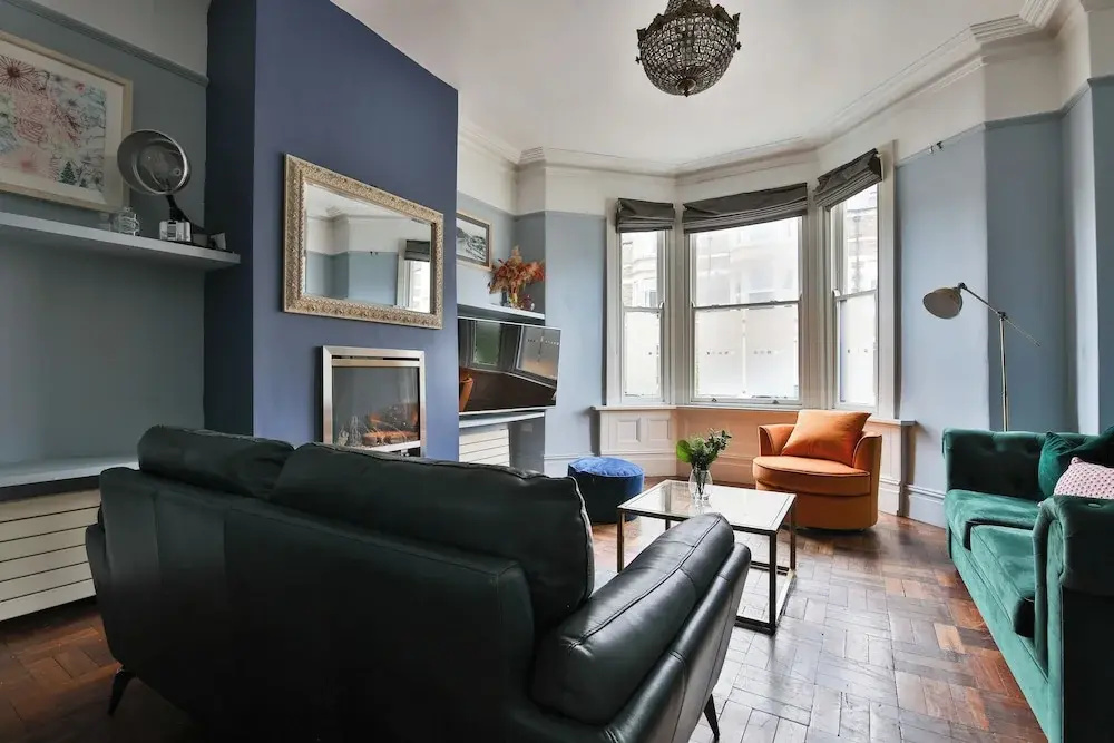 4 Bed House with Pool Table & Parking