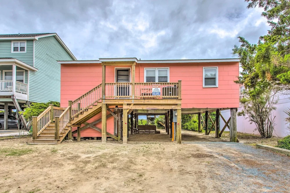 Rustic Beachfront Cottage w/ Deck & Boardwalk