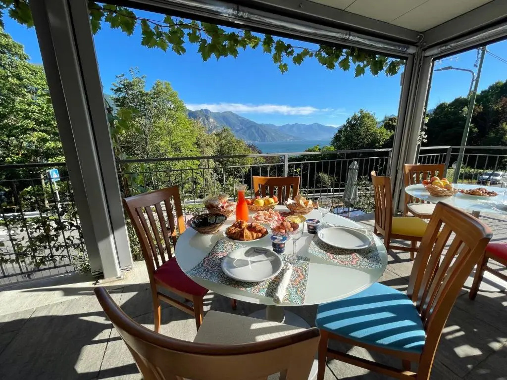 Standard Double room with lake view (full double bed)