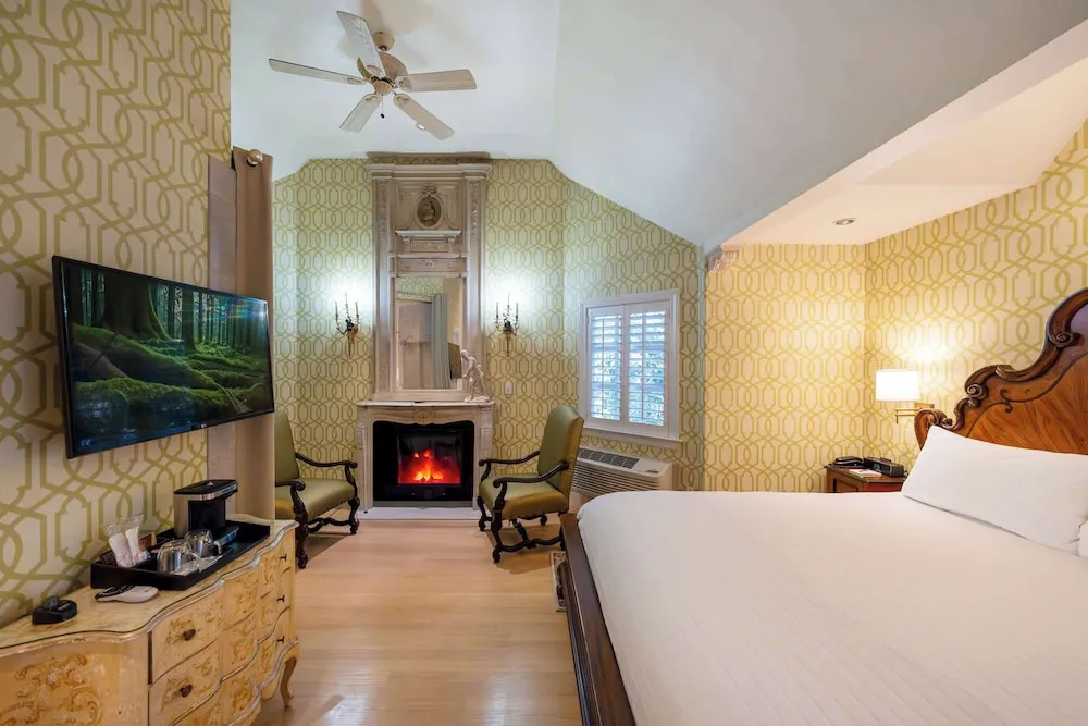 Double Suite with balcony (full double bed)