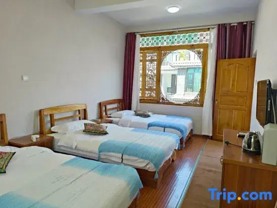 Standard Triple room with garden view