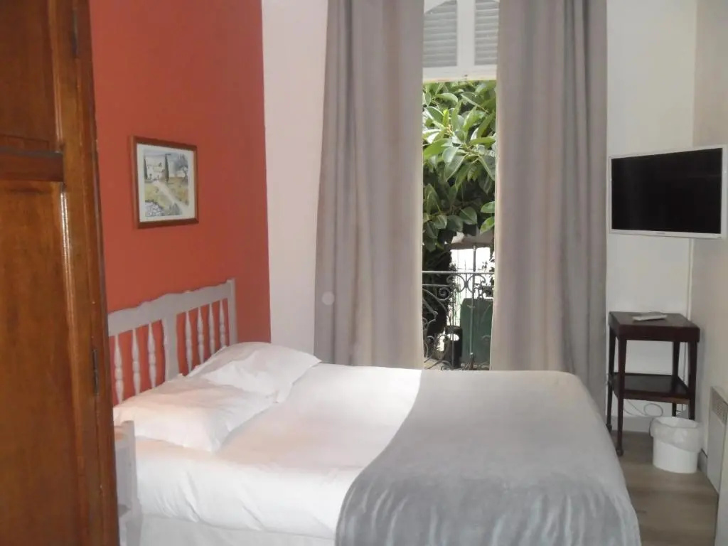 Standard Triple room with garden view