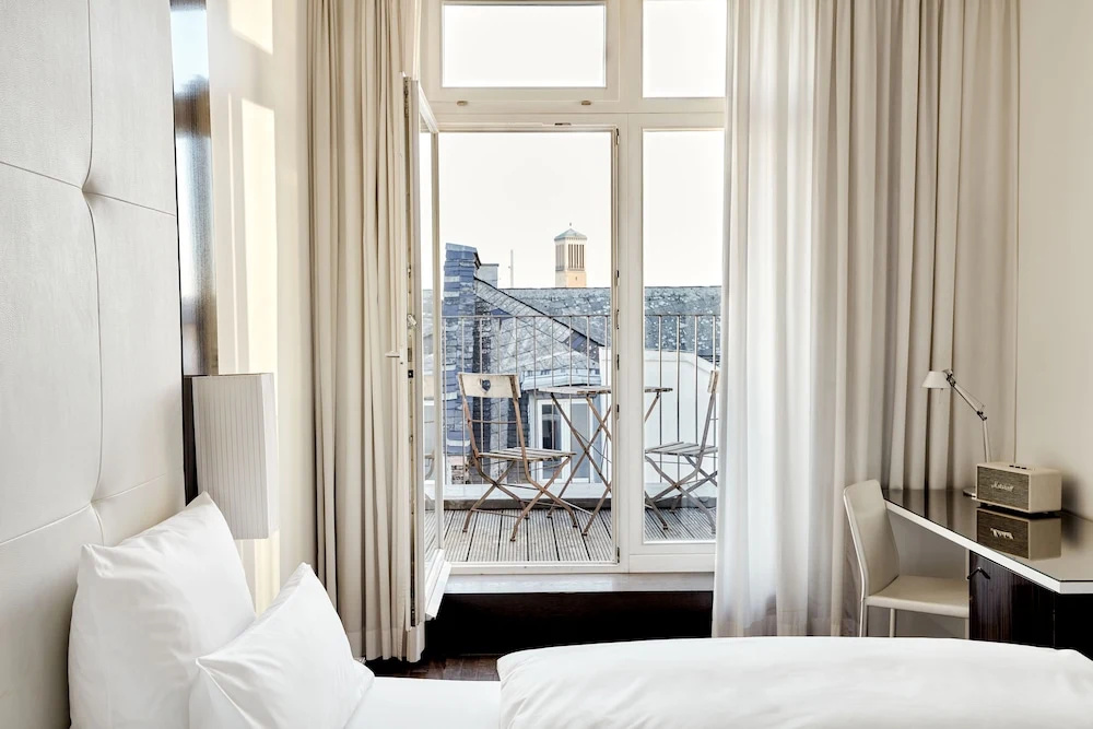 Standard Single room with balcony (single bed)