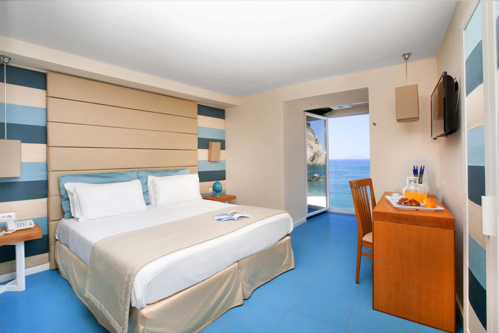Juno with French Balcony (Annex) Double room with sea view (full double bed)