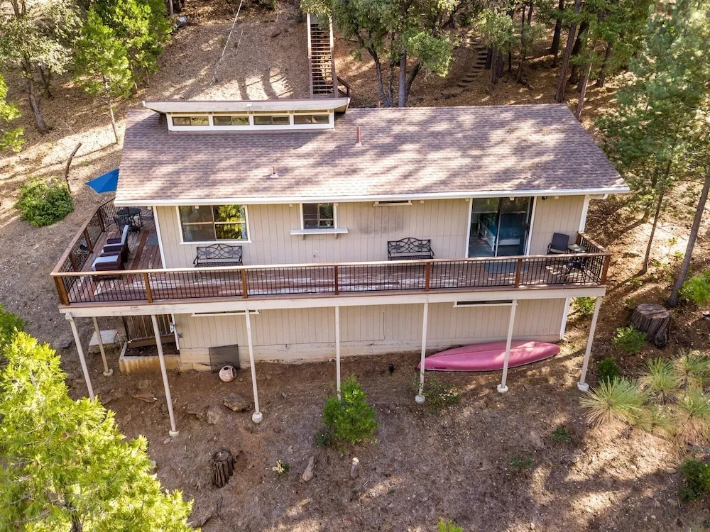 Creekside Hideaway - Spacious Home Hidden in Trees by Yosemite Region Resorts