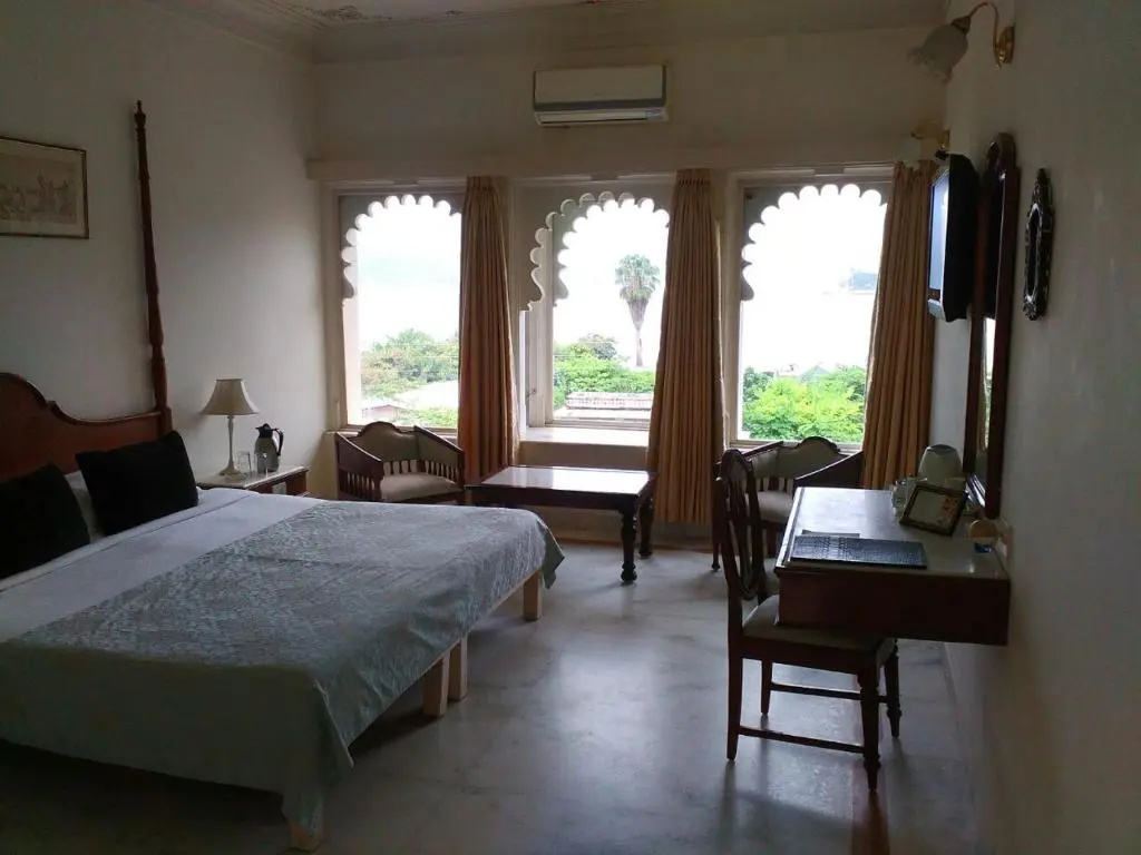 Standard Double room with lake view (full double bed)