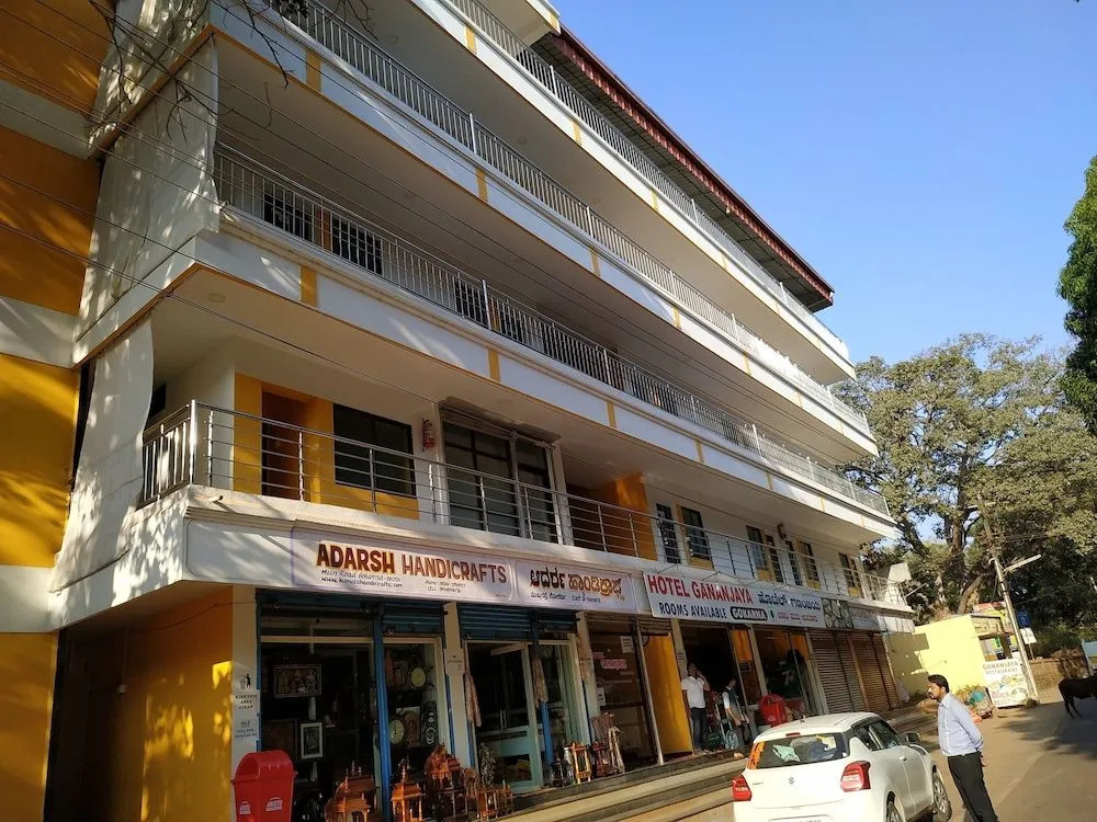 Iroomz Hotel Gananjaya - Hostel