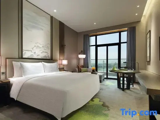 Premier Double room with lake view (full double bed)