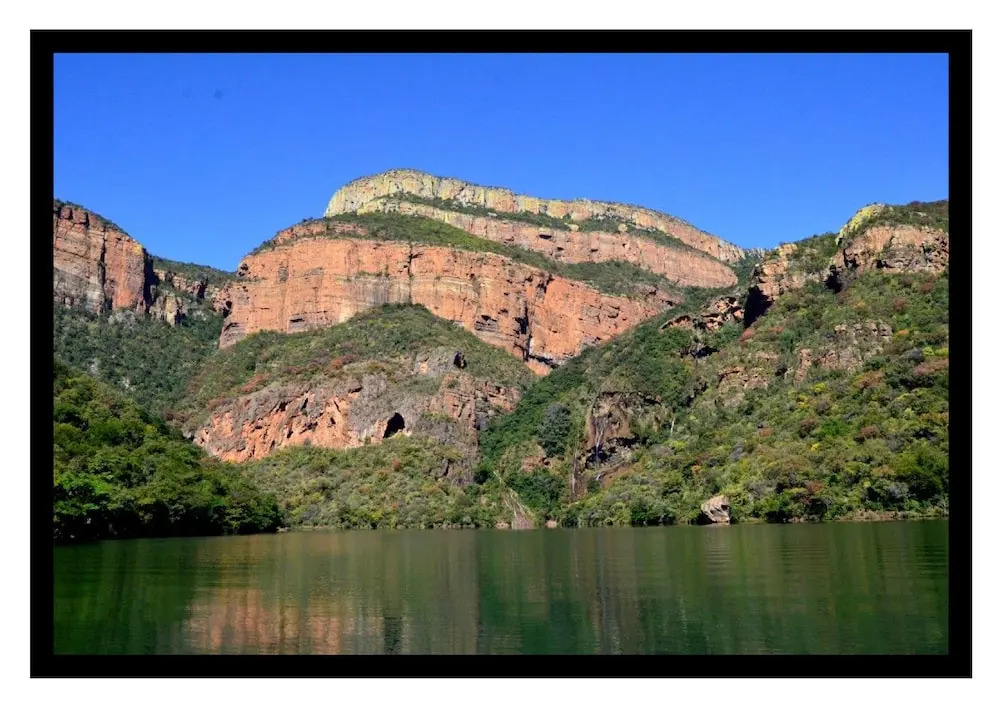 五人房，設有露臺及河景