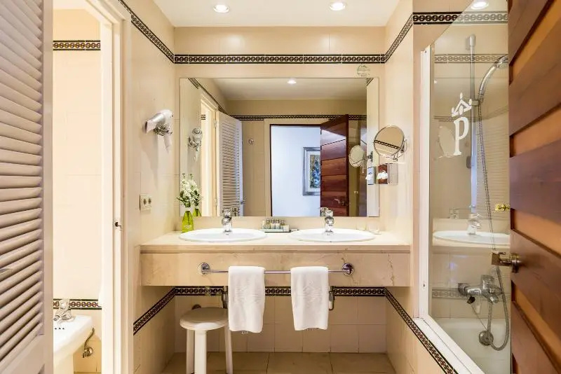 Standard Double room with balcony (full double bed)