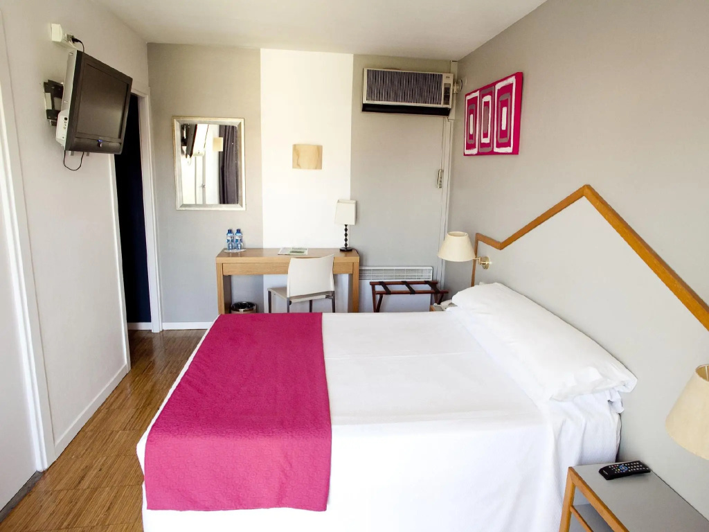 Double room (full double bed)