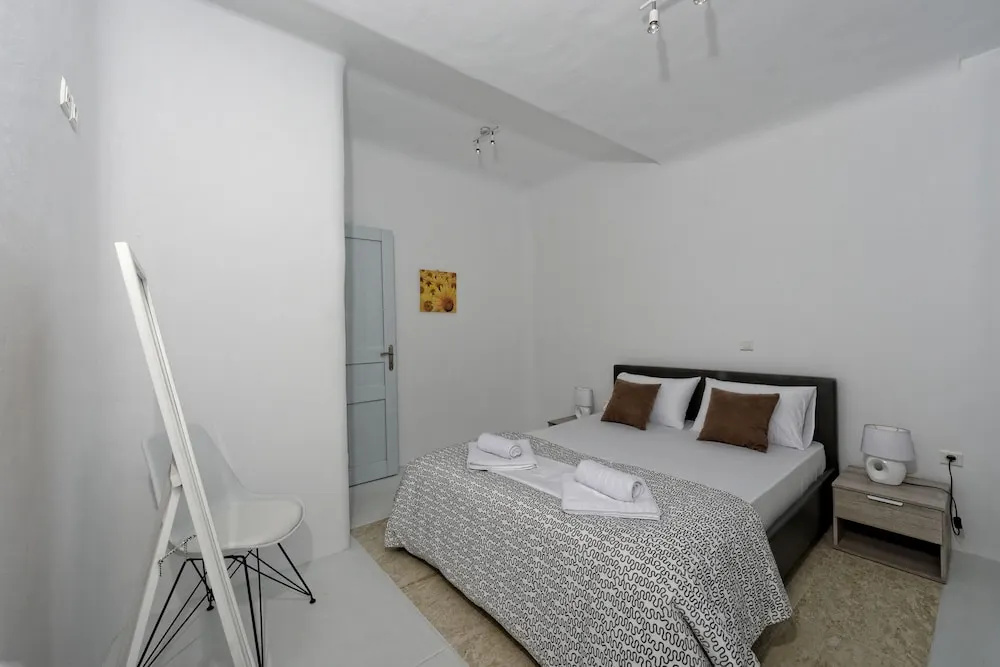 5 Bedrooms Villa