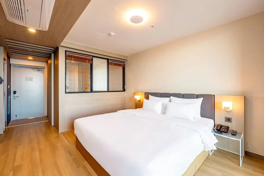 Deluxe Double room with balcony and with ocean view (full double bed)