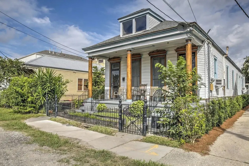 Walk to River, Tram & Zoo: Classic Nola Home!