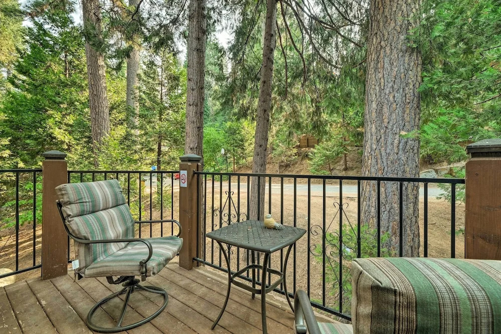 Twain Harte Mountain Cabin w/ Deck - 3 Mi to Dtwn