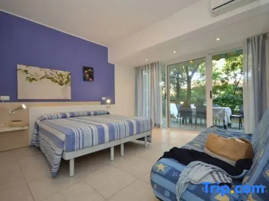 Bright studio apartment near the beach