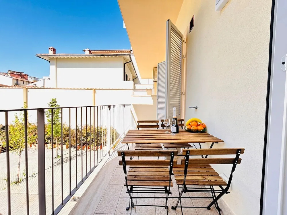 Moderno Bilocale con Terrazzo e Parcheggio