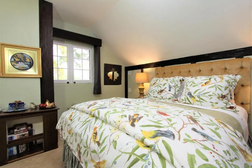 標準雙人房，設有露台及大床