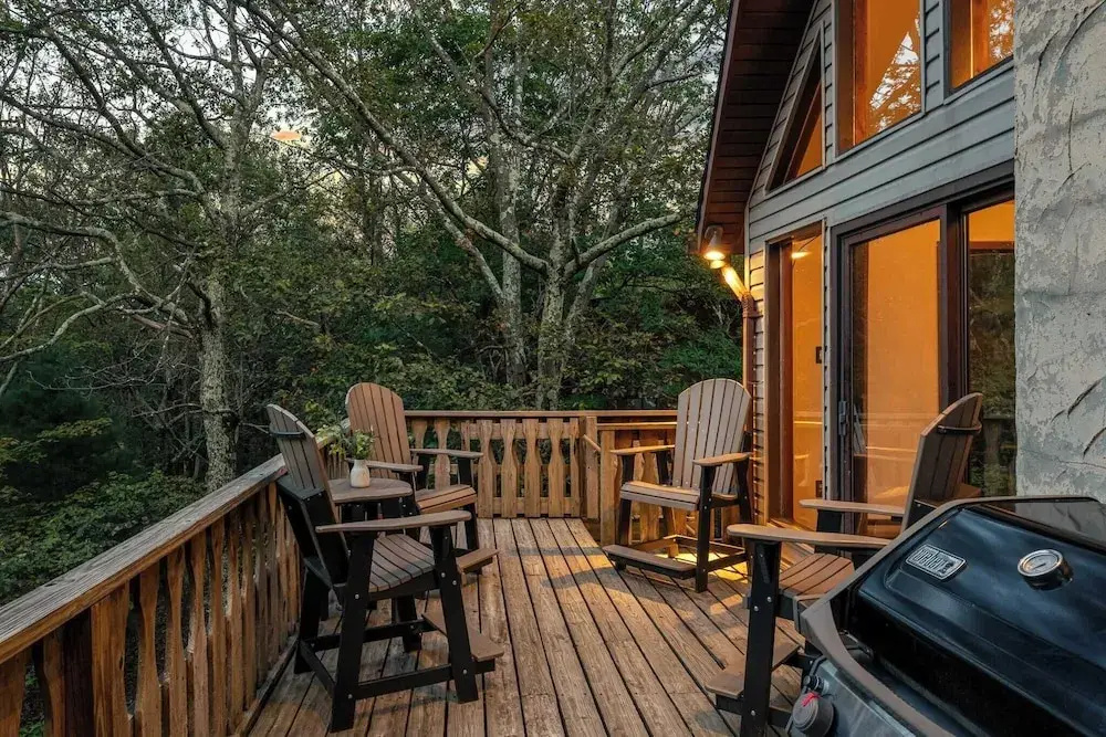Sky View Chalet by Avantstay Stunning Interior, Spacious Deck, Hot Tub, & View