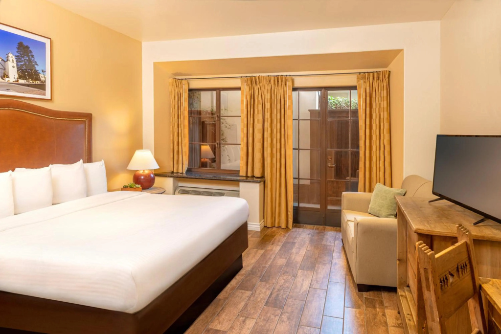 Clocktower Inn Ventura — 5