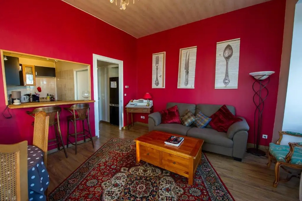 2 Bedrooms Apartment