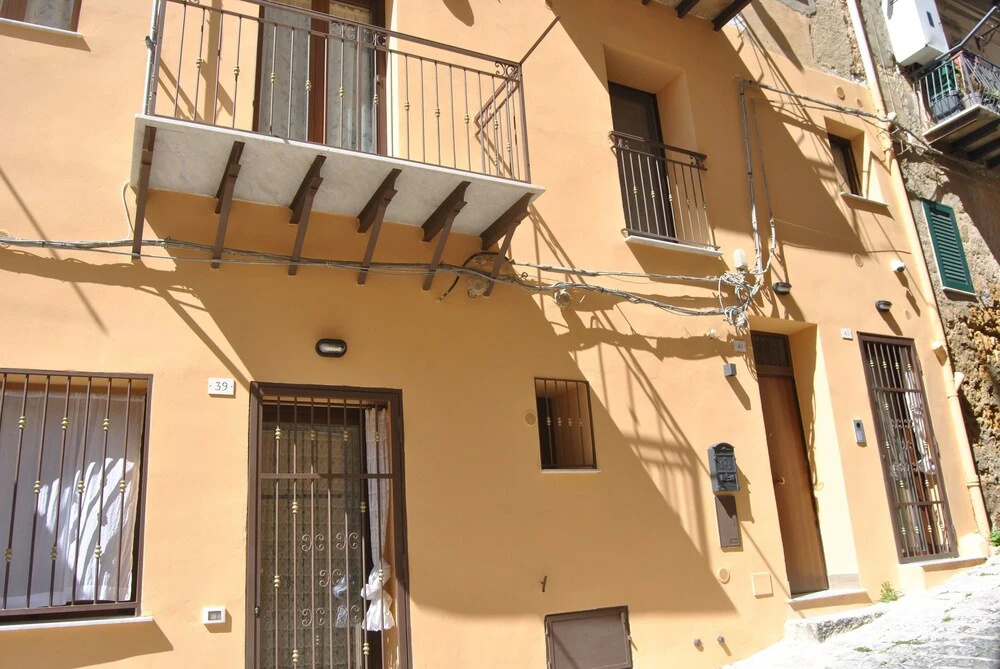 Agrigento Centre - 1-bed Apartment - Sleeps 4