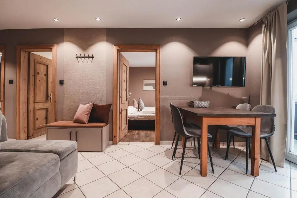 3 Bedrooms Apartment