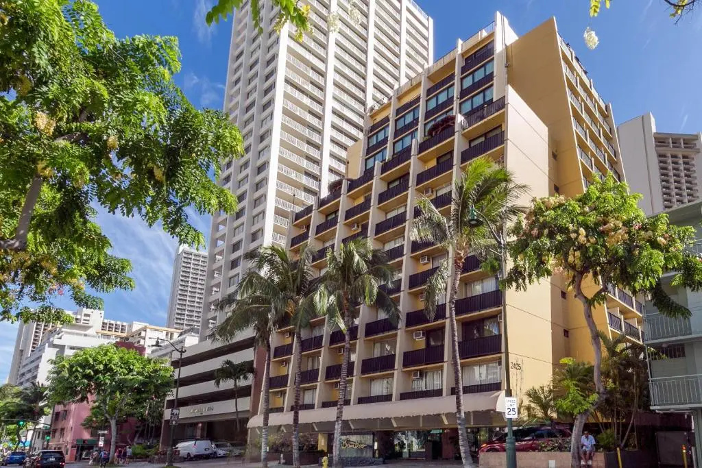 Beautiful Studio in the Heart of Waikiki, 1 Block to Beach, Split AC & WiFi
