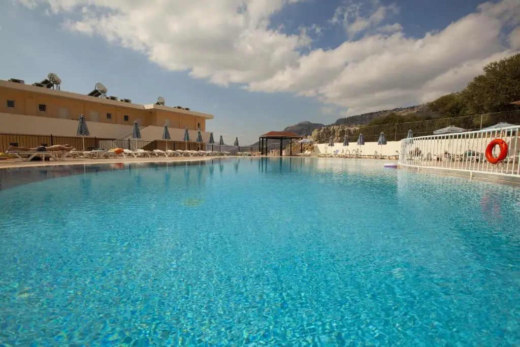 Standard Triple room with pool view