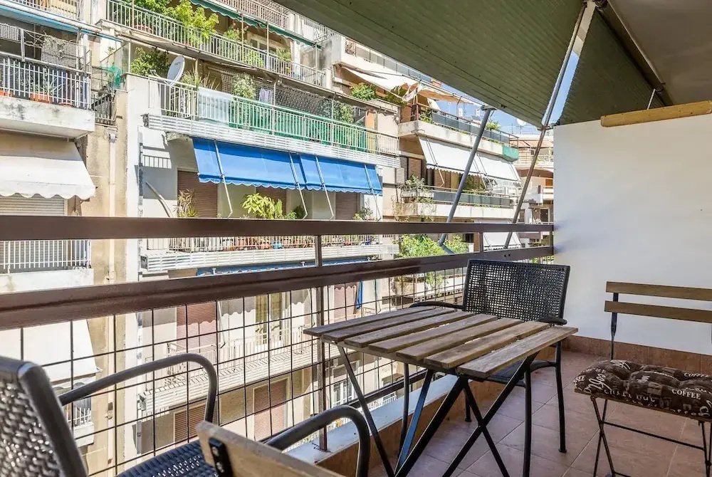 2 bedroom apartment near the Metro
