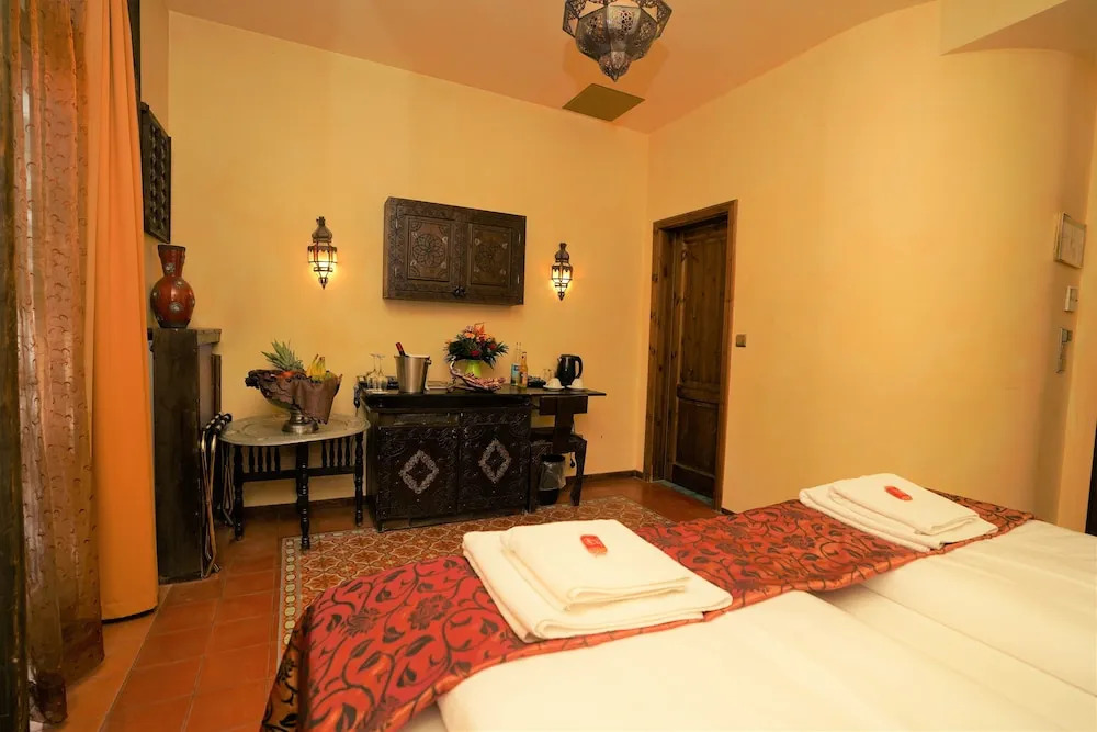 Двухместный номер Superior с видом на сад двуспальная кровать в Hotel Villa Oriental & Restaurant