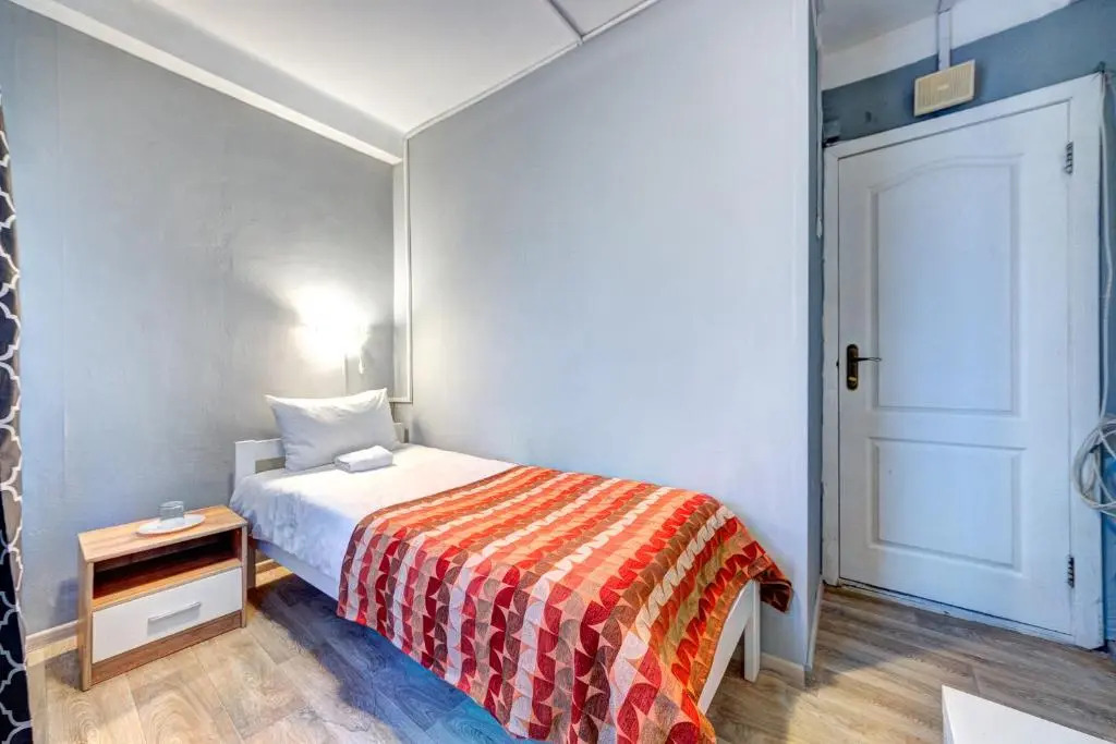 標準雙人房，設有露台及雙人床