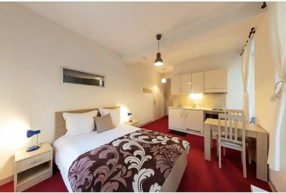 雙人床的兩房四人套房