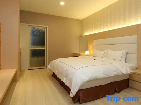Deluxe Double room (full double bed)