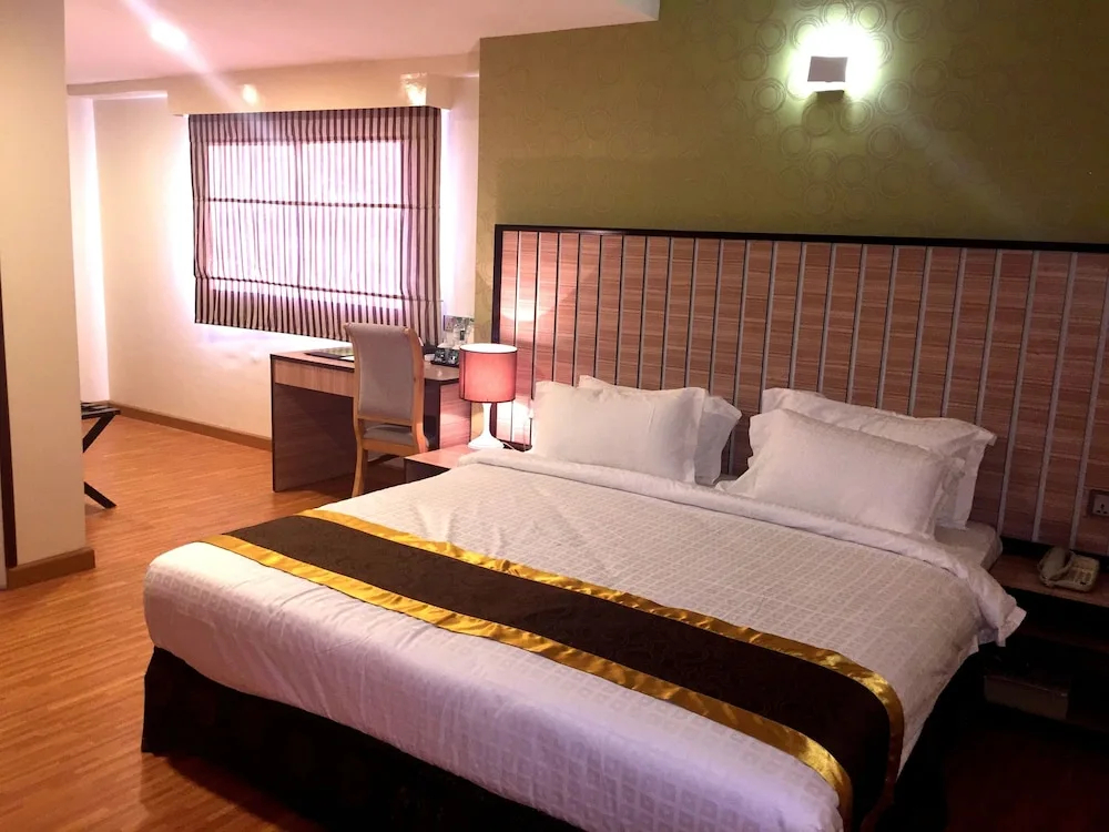 標準三人房，附河景