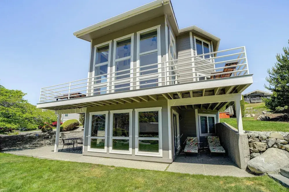 Modern Retreat w/ Hot Tub - Steps to Lake Chelan!