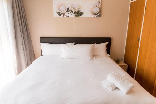 Отель Contemporary Menlyn Maine Villa @ 201 J, фото 14