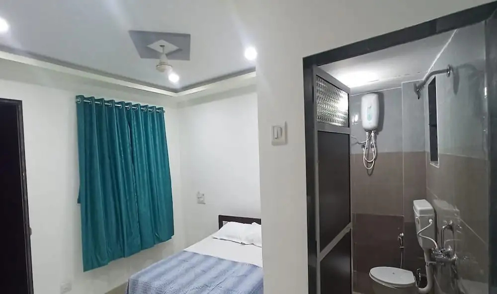 Deluxe Double room (full double bed)