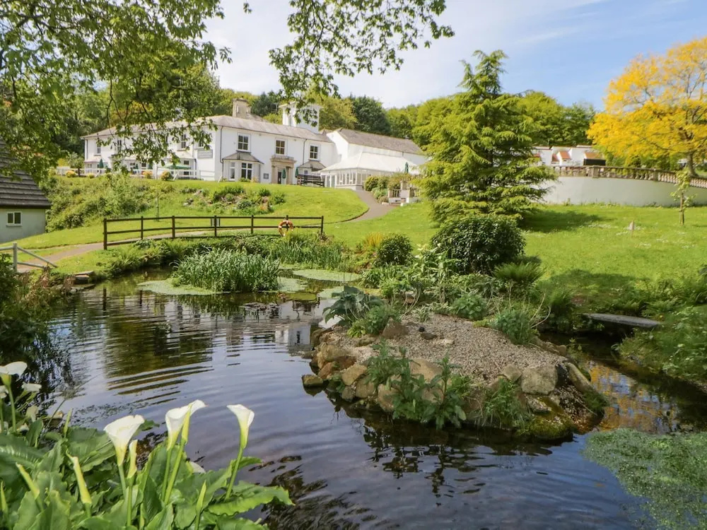 17 Valley Lodges