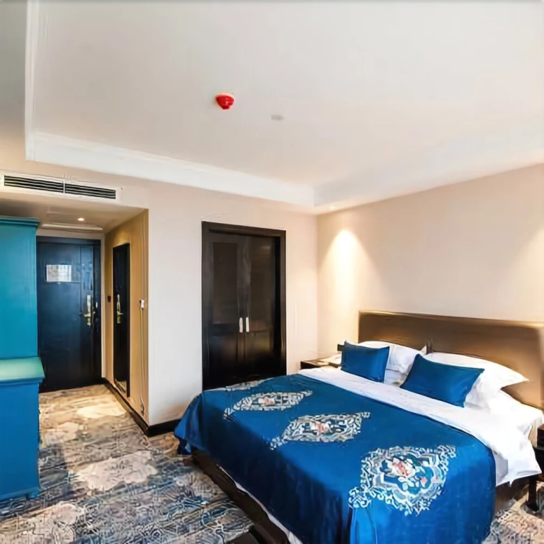 Guiyang Seven Garden - Spring Hotel (Fountain Metro Station Taiping Road Netflix Street Shop)