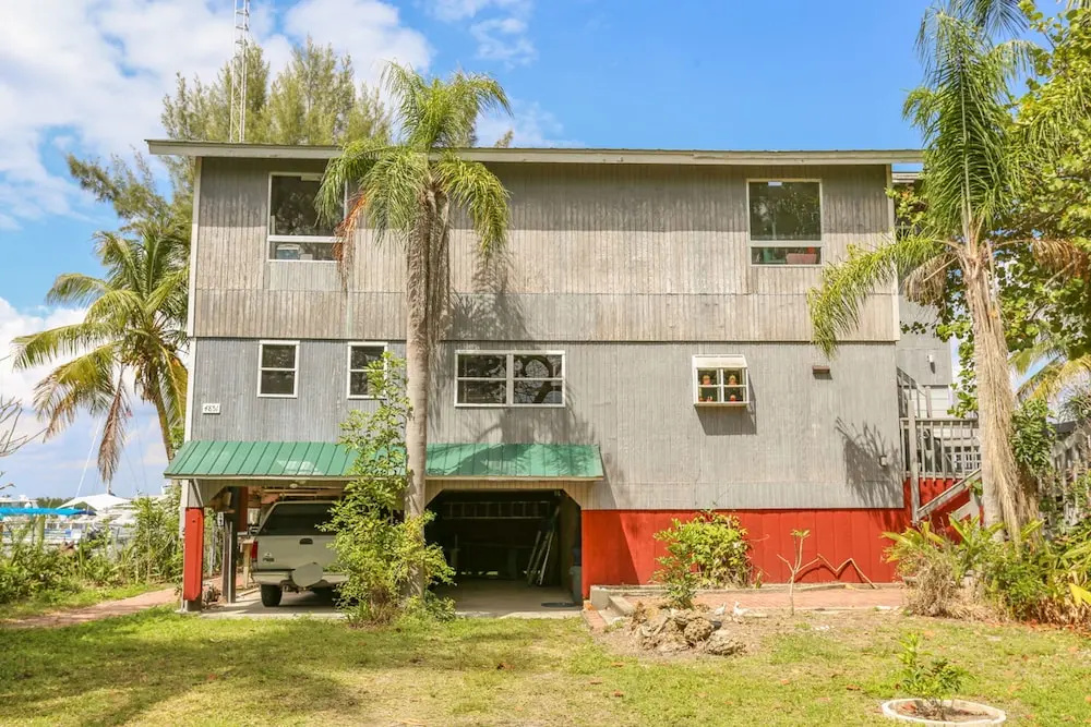 4851 Dolphin Lane