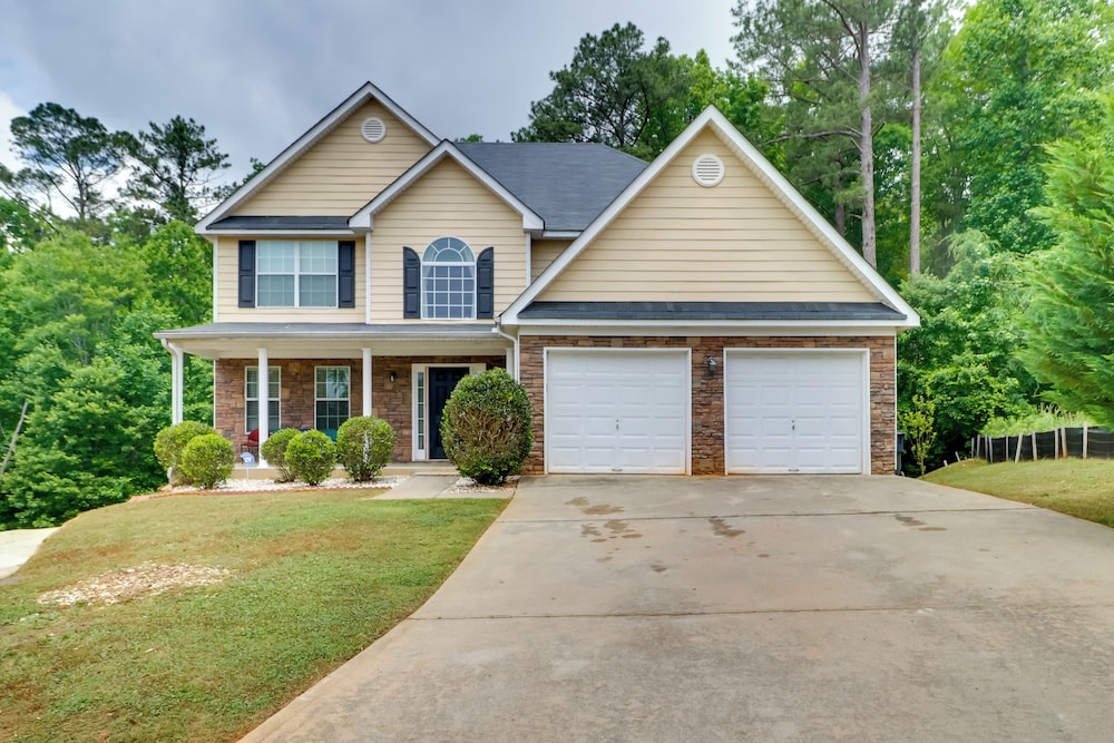 Suburban Atlanta Vacation Home - 20 Mi to Downtown