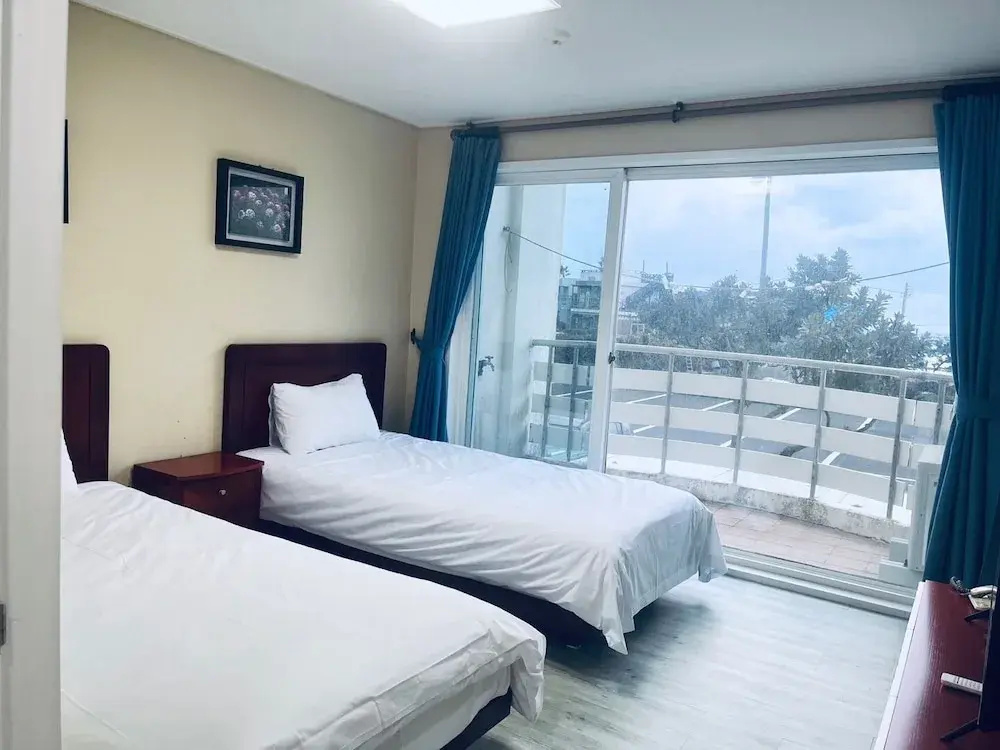 Standard Double Family room with balcony (twin beds)