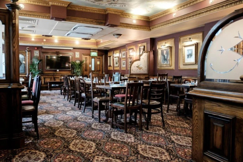 The Mad Hatter Hotel - Général