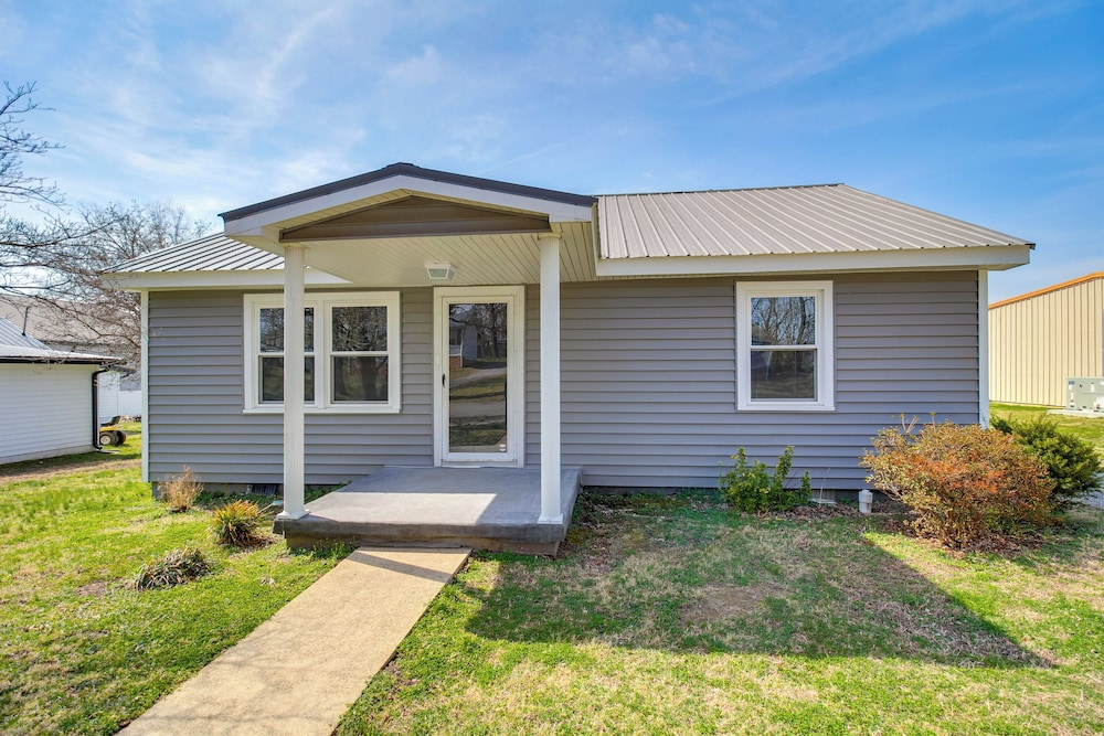 Lakes, Whiskey & More! Charming Home in Tullahoma